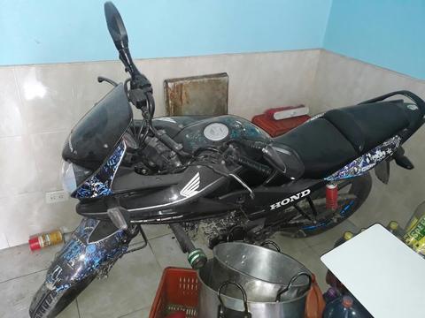 Una Moto Honda Cbf 125