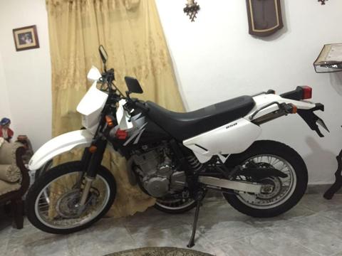 VENDO HERMOSA SUZUKI DR 650 MODELO 2015