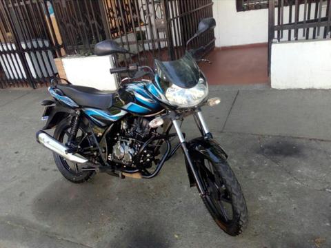 Hermosa Discover 100 cc color azul modelo 2014