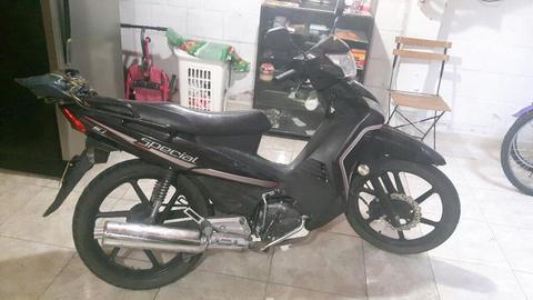 Vendo Akt Especial 2015 con 14000 Km