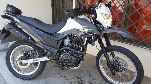 SE VENDE AKT 180 TTR MODELO 2017 KL 1300