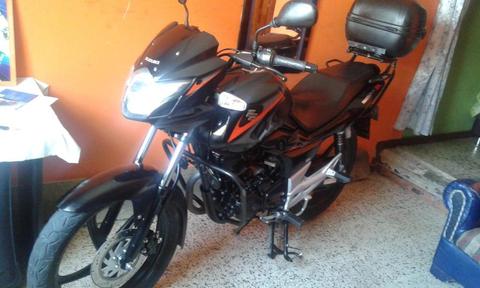 vendo motocicleta GS150R suzuki modelo 2015 en excelente estado