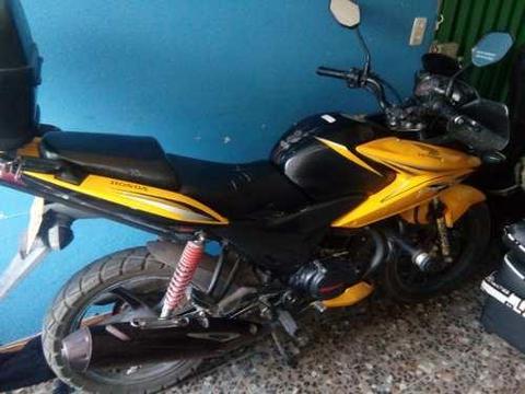 moto unico dueño modelo 2013 con seguro y soat al dia llamar 3155756646 o al 3125685062