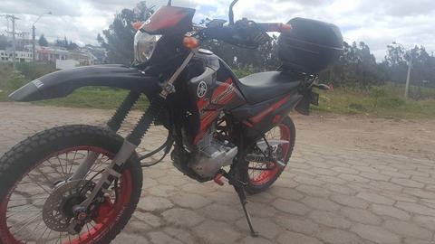 Se vende Motocicleta YAMAHA XTZ125 COLOR ROJONEGRO MODELO 2015