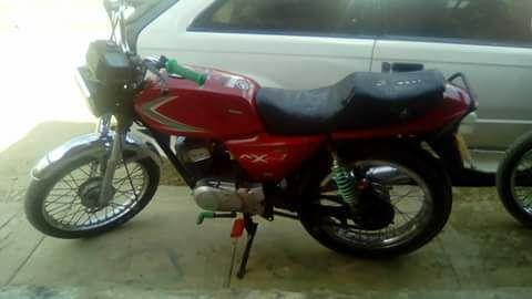 vendo ax 100 modelo 2005 cilindro estandar aparece en el runtesta completa 700 negociable tel : 3234377938 _ 3137171306