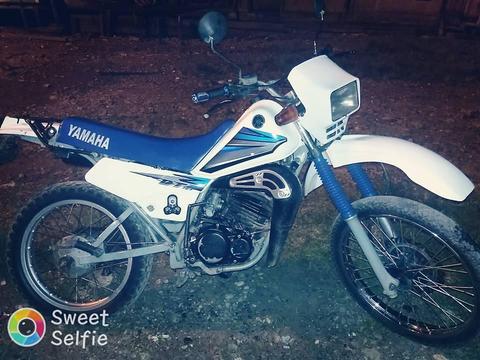 vendo hermosa dt 125 en buen estado modelo 97 tiene cartas y tarjeta solo jente interesada