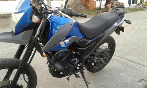 VENDO MOTO AKT 150TTR PAPELES AL DIA HASTA MARZO DE EL 2018