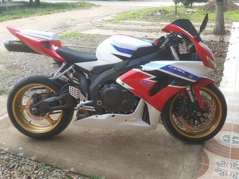 CBR 1000RR MODELO 2007 EXCELENTE ESTADO