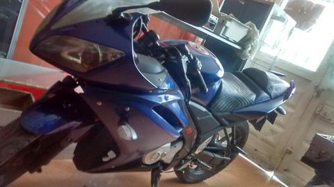 Moto Yamaha R15 2011