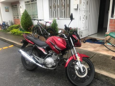 vendo moto modelo 2014 como nueva unico dueño perfecto estado placas de florida blanca