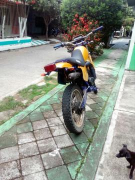 Vendo Moto Suzuki 2'000.000 Negociables