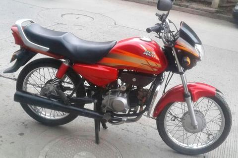 Honda Eco Deluxe, modelo 2012, color rojo candy , matriculada en