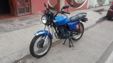 hermosa moto akt nkd, 125 cc, color azul modelo 2014 con 3.300 kms de recorrido