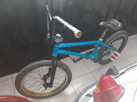 cicla bmx 180 mil tel 2683529