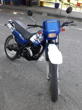 HONDA XLR 125, modelo 98, color azul, PRENDE DE UNA y TIENE luces, fuerzuda