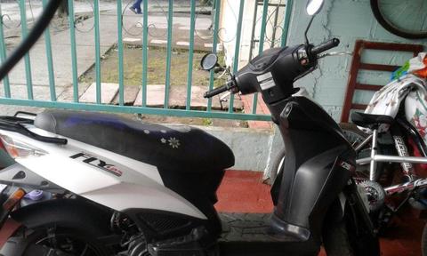 se vende moto kymco fly blanca en muy buen estado, modelo 2015