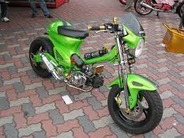 motocicleta vintage honda c70 restaurada verde