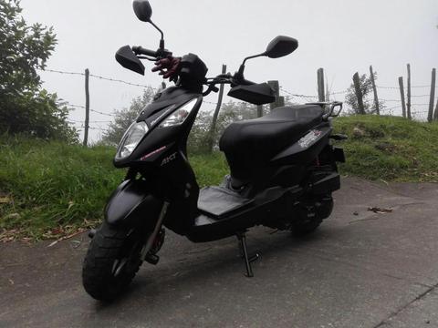 Se vende moto akt negro mate