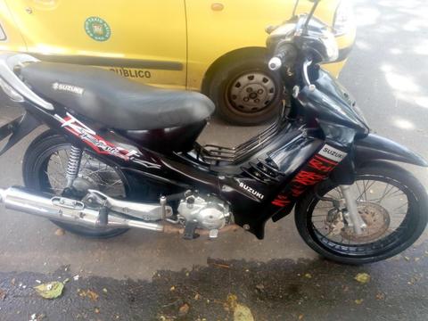 Vendo motocicleta best negra seguro y tecno hasta septiembre