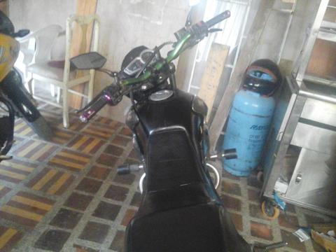 Vendo o permuto akt ttr 150 modelo 2014