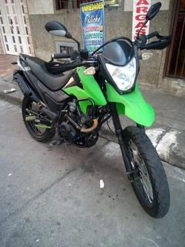 SE VENDE MOTO AKT TT 2015 PAPELES AL DIA