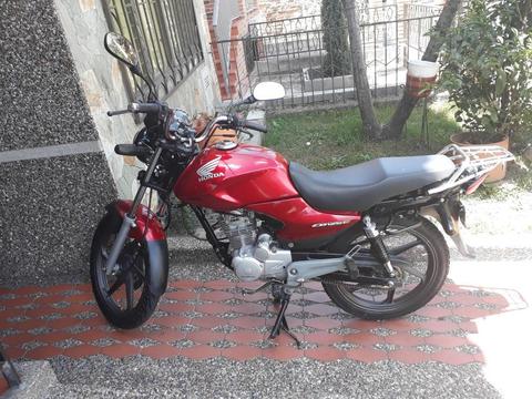 HONDA CB125E MODELO 2013, COLOR ROJO LUCY.....SE VENDE MOTO