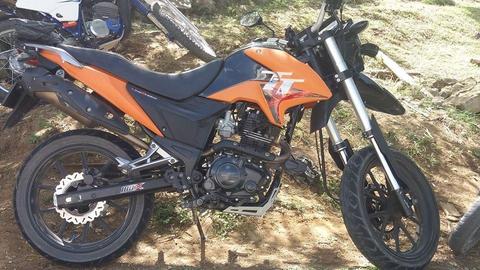 vendo moto akt 180 en buen estado o cambio por un carro