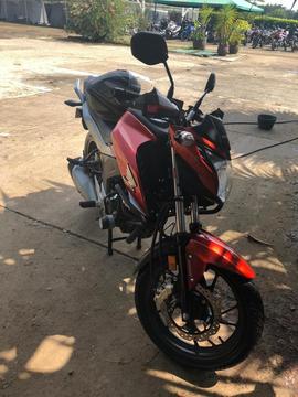 Vendo Moto Honda Naranja Plata 2019 CB 160F DLX