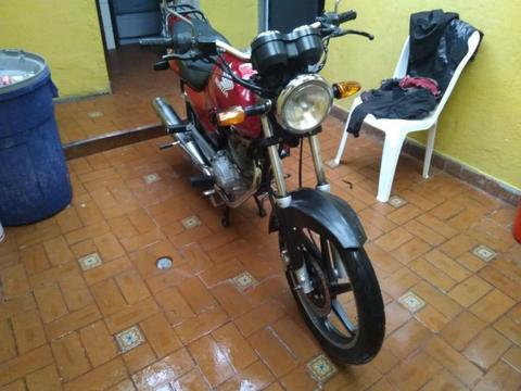 Motocicleta Honda CB 235 modelo 2012