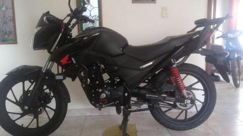 HONDA CB125F modelo 2019 5.500 KM. Traspaso, papeles al día, Incluye accesorios