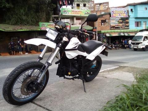 VENDO AKT SM 200 MODELO 2010 1000000