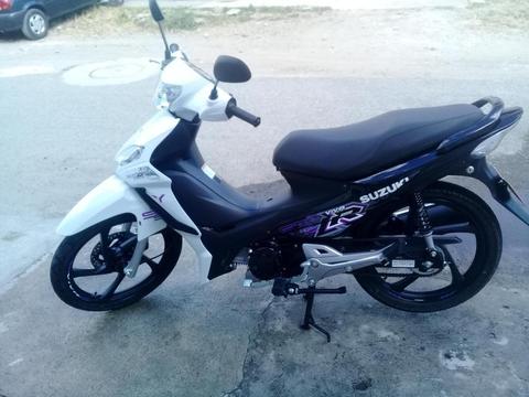 Se vende moto por motivo de viaje Viva R Style blanca con morado